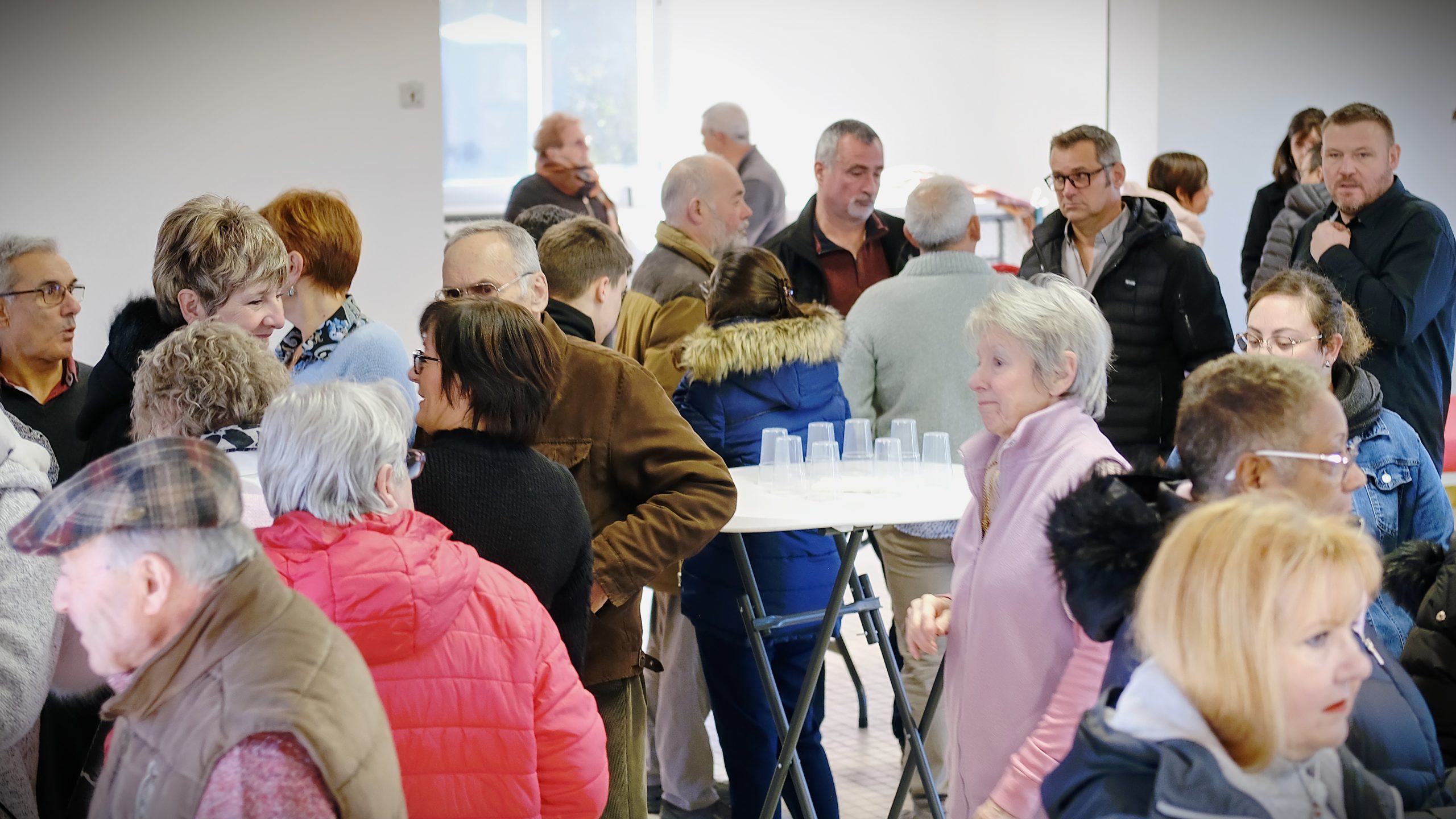 un groupe de personnes présentes lors de la cérémonie des voeux