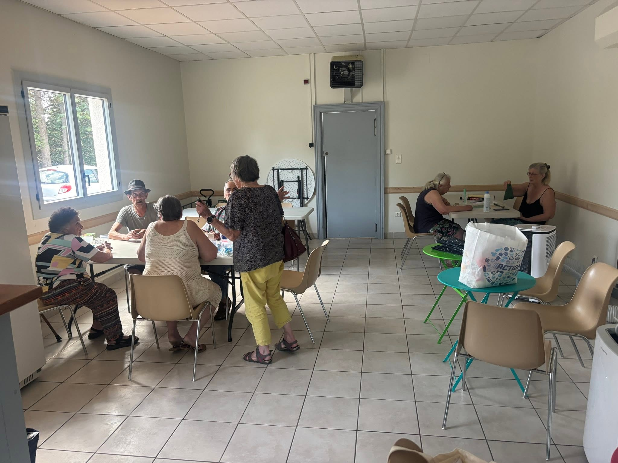 des habitants de Frespech réunis dans la salle du bar ouverte par la Mairie à l'occasion du Plan de Sauvegarde (Canicule)