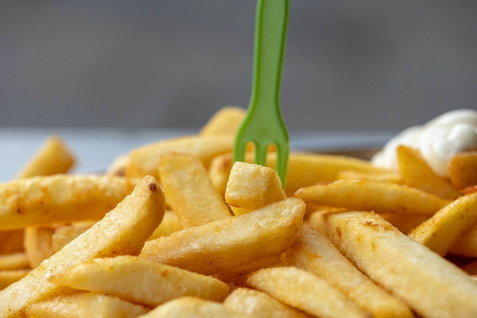 frites avec une fourchette en plastique