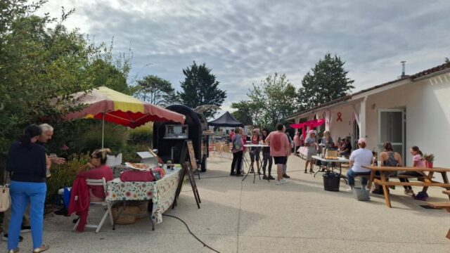 Les foodtruck devant la salle des fêtes pour octobre rose 2026