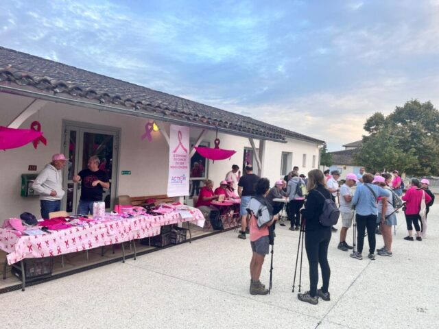 Les participants sur le parvis de la salle des fêtes de Frespech décoré pour Octobre rose 2026