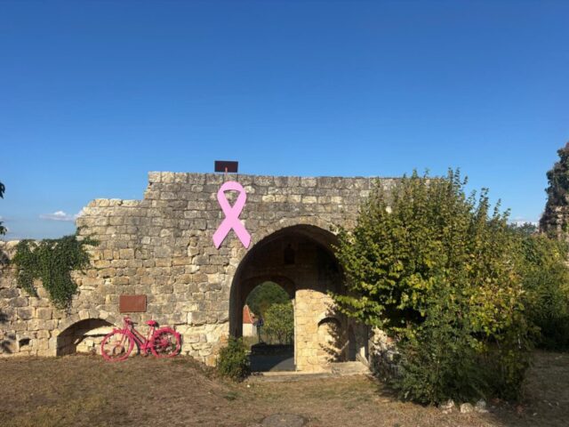 remparts de Frespech décorés pour Octobre rose 2026