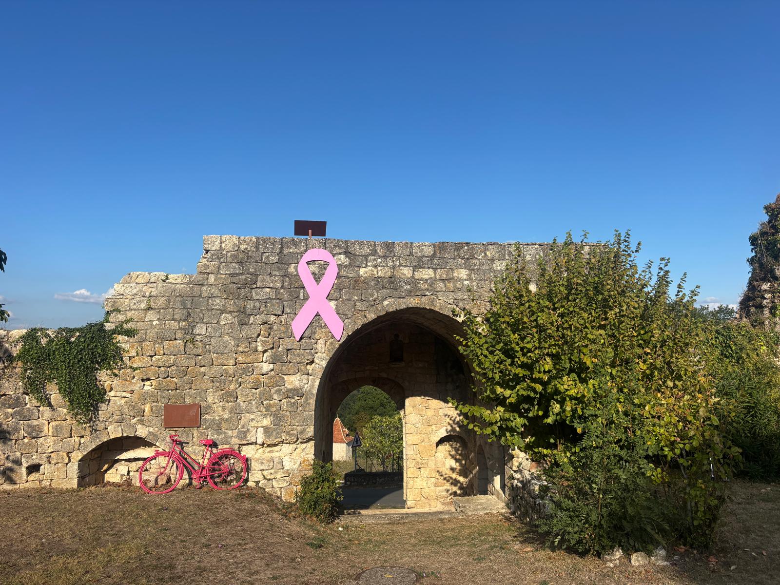 Remparts de Frespech décorés pour Octobre Rose 2026